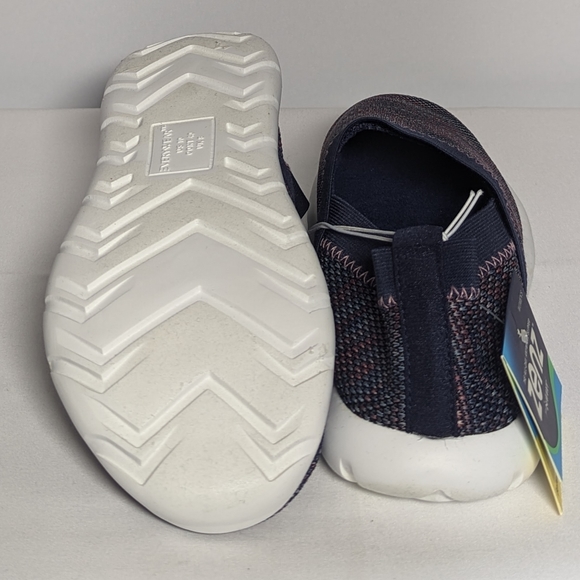 NEW isotoner Womens Lightweight and Breathable Elastic Knit Slip-on Shoe Slipper - Picture 2 of 4